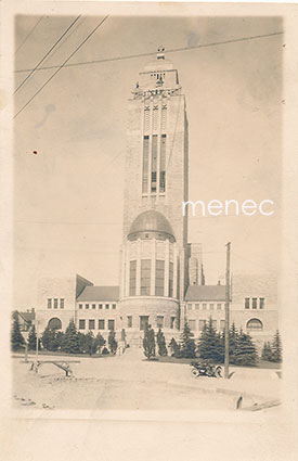 Helsinki, Kallion kirkko 1929. K. E. Majanen tarkastamassa kivien kiinnitystä 