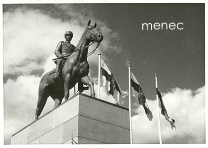 Mannerheim, ratsastajapatsas ja liput 