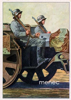 Tykkimiehiä lavettivaunussa 