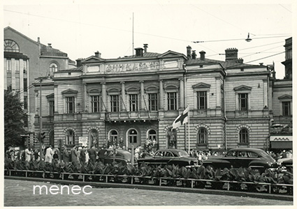 Helsinki, Vanha ylioppilastalo, väenpaljous jonottaa 'Läpi tulen ja veden' -esitykseen 