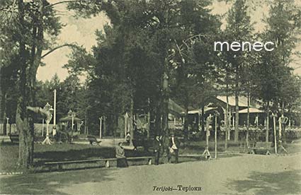 Terijoki, ihmisiä puistossa 