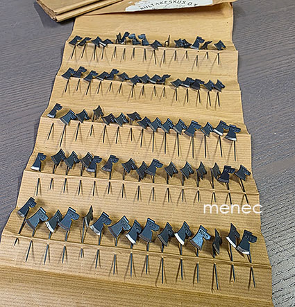 Kotirintaman talkoomerkki 1943, rautakirves, alkuperäinen 75 kappaleen kotelo 