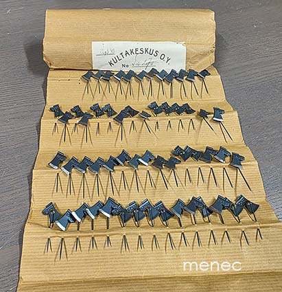 Kotirintaman talkoomerkki 1943, rautakirves, 57 kpl alkuperäiskotelossa 