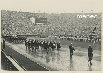 Olympialaiset 1952, USA:n joukkue tervehtii, painettu teksti takana 