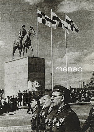 Liput Mannerheimin ratsastajapatsaalla, valokuva 