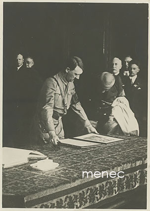 Hitler allekirjoittaa Münchenin sopimuksen syyskuussa 1938 