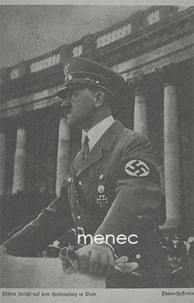 Hitler puhujanpöntössä. Replika vanhasta Hoffman-kortista 