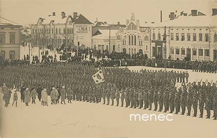 Mannerheim tarkastaa Saksasta palaavat jääkärit Vaasan torilla helmikuussa 1918 