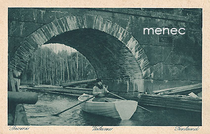 Valamo, munkki soutaa kanavasillan alla 